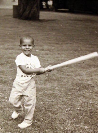 Barack Obama, jugando al béisbol en Hawai.