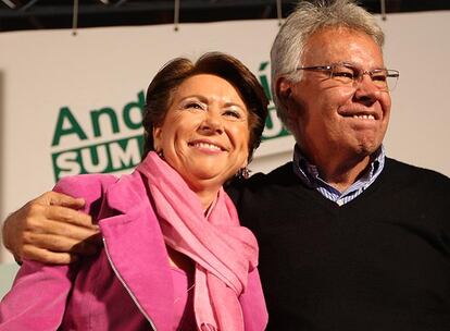 Magdalena Álvarez y Felipe González, durante un mitin celebrado ayer en Málaga.