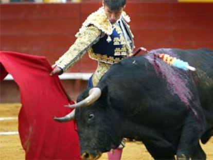 El Califa, durante su primer toro.