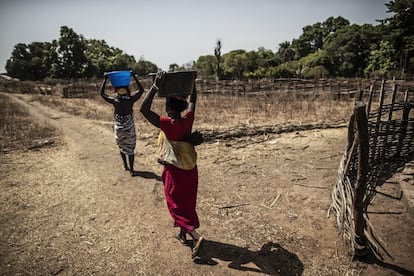 “La falta de agua tiene efectos en la vida de las mujeres y niños porque son los que van a por ella y dedican muchas horas de la jornada a esta labor”, explica Mussa Shana. En Cansantin tienen una fuente en la que disponen de agua segura, así lo determinan las mediciones, cerca de las viviendas. Normalmente, la transportan en recipientes sobre sus cabezas.