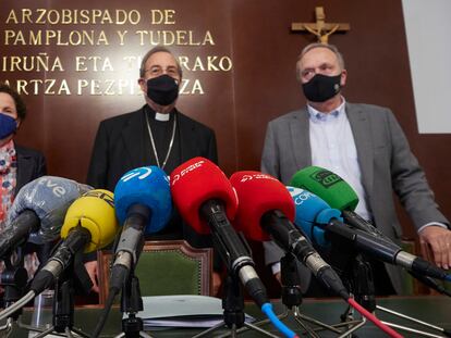 El arzobispo de Pamplona y Tudela, Francisco Pérez (en el centro de la imagen), en una comparecencia ante la prensa en junio de 2021.