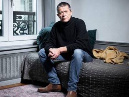 Emmanuel Carrère, a casa seva, a París, el 8 de febrer.
