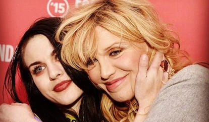 Courtney Love junto a su hija Frances Bean Cobain. 