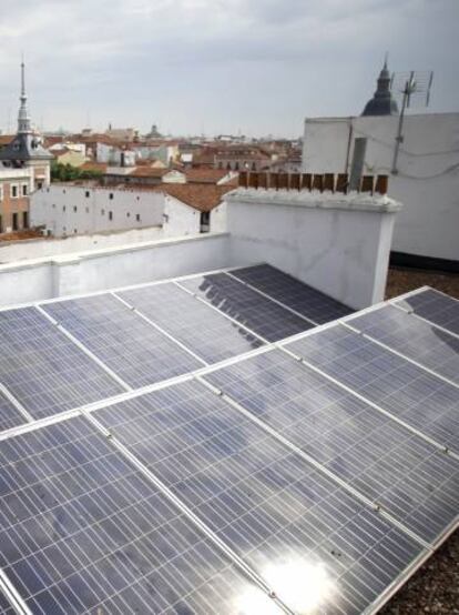 Paneles solares en la azotea de una vivienda en la calle de Carlos Arniches, Lavapiés.