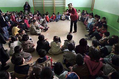 Dos colegios: Santa Teresa y el CEIP del Carmel con 439 alumnos también fueron desalojados. En la foto iños del Carmel desplazados al colegio Sant Antoni Maria Claret, en Nou Barris, por los desalojos en el barrio.