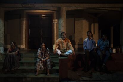 Los doctores Rani y Abhay Bang (en el centro), descansan durante la preparación de la cena comunal de la celebración de Holi en Shodhgram. La gente los llama cariñosamente ‘amma’ y ‘nayna’, que en el idioma tamil significan ‘madre’ y ‘padre’.