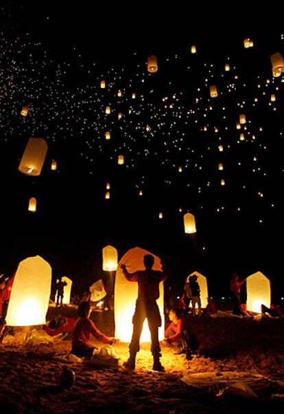 Miles de linternas suben hacia el cielo durante el atardecer, para recordar a los centenares de miles de víctimas del maremoto, en la playa tailandesa de Pak Meng. Sólo en la línea de costa de Andamán murieron 5.400 personas, y 47 poblados fueron borrados literalmente del suelo.