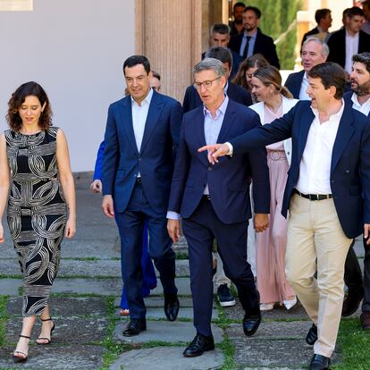 SALAMANCA, 01/07/2024.- El presidente del PP, Alberto Núñez Feijóo (c) junto a los presidentes de Castilla y León, Alfonso Fernández Mañueco (d) , Andalucia, Juanma Moreno (2i) de la Comunidad de Madrid, Isabel Díaz Ayuso (i), en el acto de clausura de " Por una EBAU común" que se celebra en Salamanca. EFE/J.M.GARCÍA