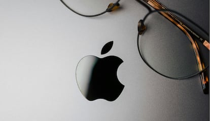 Gafas al lado de un logo de Apple