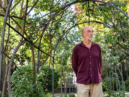 Luciano Labajos, en el Jardín del Príncipe de Anglona de la madrileña plaza de la Paja, el 3 de agosto de 2023.