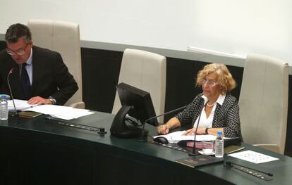 Manuela Carmena (derecha), en el pleno extraordinario celebrado el 20 de junio.