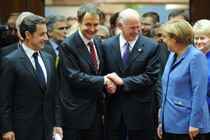 Zapatero, entre Sarkozy (izquierda), Yorgos Papandreu y Angela Merkel en la última cumbre de Bruselas, el 25 de marzo.