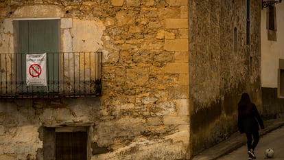 Cartel en contra el macroparque del Maestrazgo el municipio Fortanete de Teruel