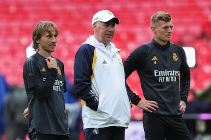 Ancelotti, entre Modric y Kroos, en el entrenamiento de este viernes en Wembley.