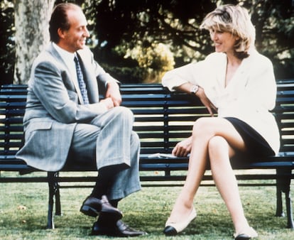 La periodista británica Selina Scott , autora de un reportaje titulado 'Un año en España' para la cadena de televisión independiente británica ITV, durante la entrevista concedida por el rey Juan Carlos.