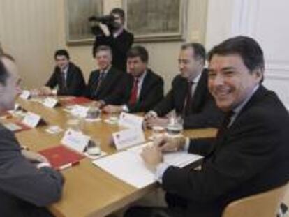 El presidente de la Comunidad de Madrid, Ignacio González (d), durante una reunión que ha mantenido en la Real Casa de Correos con directivos de las seis entidades bancarias participantes en una emisión de deuda pública. EFE/Archivo