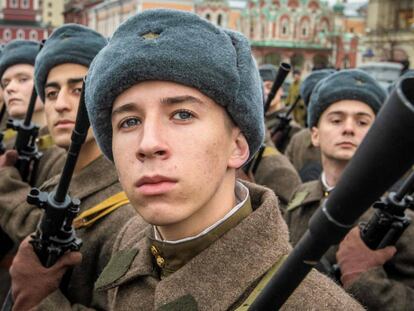 Soldados rusos en la Plaza Roja en Moscú.