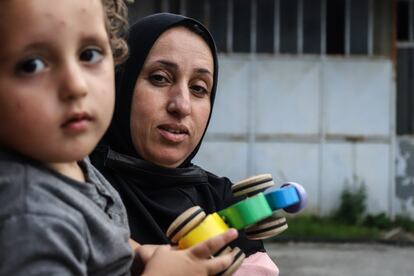 Siempre con medidas preventivas debido a la pandemia, los recién llegados son vacunados de la covid-19 y reciben los cuidados necesarios si presentan otras enfermedades. En la fotografía, Shler, una mujer kurda de 37 años, con su hijo Parva, de dos, aguardan en el patio del centro de acogida de refugiados Fraternità Massi de Oulx. Como muchos otros, intentarán cruzar la frontera con Francia de noche, por abruptos senderos de montaña, con la esperanza de que la policía no los detenga.