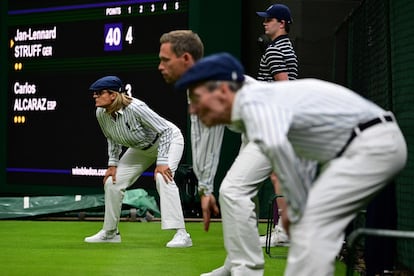 Los árbitros de línea supervisan el partido de tenis entre el español Carlos Alcaraz y el alemán Jan-Lennard Struff, el 27 de junio. 