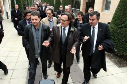 Alcaldes de CiU arropan en Vic al regidor de la ciudad y compañero de partido, Josep María Vila d'Abadal (segundo por la derecha).