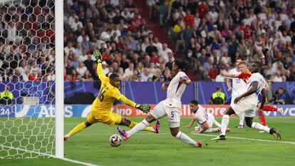 Dani Olmo marca el segundo gol para España ante Francia en la semifinal de la Eurocopa.