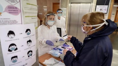 Trabajadores sanitarios del centro de salud de General Ricardos, en Madrid, atienden a una paciente