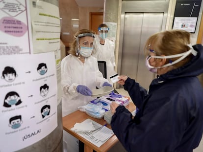 Trabajadores sanitarios del centro de salud de General Ricardos, en Madrid, atienden a una paciente
