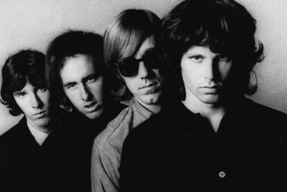 De izquierda a derecha: Jon Densmore, Robbie Krieger, Ray Manzarek y Jim Morrison.