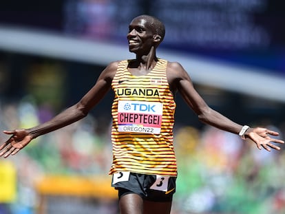 Cheptegei, tras ganar los 10.000m en el Mundial de Eugene 2022.