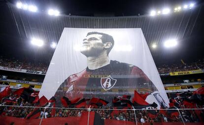 La manta con la fotografía de Márquez en el estadio Jalisco.