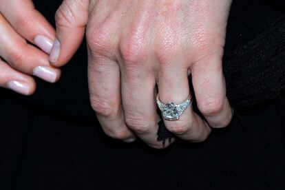 Charlene Wittstock presume de anillo de compromiso desde que anunciaran su boda el pasado verano. Se trata de una pieza de la casa Repossi, que sirve a los Grimaldi desde hace años, y está valorada en 100.000 euros.