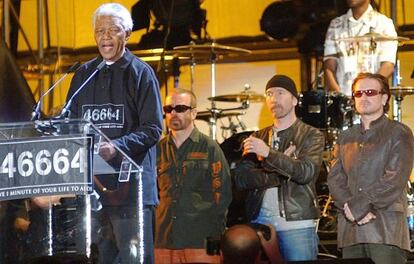 El ex presidente surafricano Nelson Mandela, junto al grupo U2.