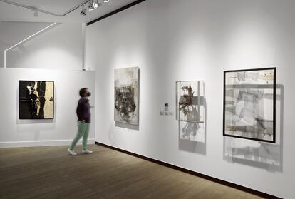 Una de las obras de Millares (a la izquierda) y tres de Rivera en la exposición de la Mayoral.