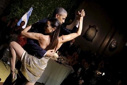 El president dels Estats Units, Baracka Obama, va 'cubanejar' a l'Havana, assistint a sopar en uns dels famosos paladars, i també ha volgut fer-se un bany d''argentinitat' en la seva visita a l'Argentina, on ha ballat tango, o almenys ho ha intentat, ha provat mate i ha tingut un record per al papa Francesc, que ha tingut un paper important en l'acostament entre Cuba i els EUA. En la imatge, el president, Barack Obama, balla tango durant el sopar de gala a Buenos Aires, el 23 de març del 2016.