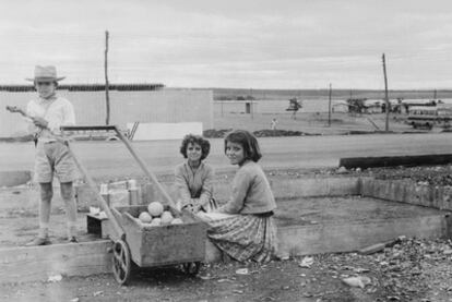 Adolfo Bioy Casares fotografió a estos niños en Brasilia en 1960, cuando la ciudad aún estaba a medio hacer.