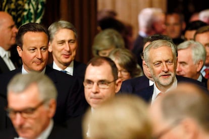 El Primer Ministro británico, David Cameron (i) junto al líder del Partido Laborista, Jeremy Corbyn (d), en el Parlamento de Londres.
