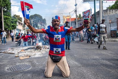 Varios manifestantes participan en una marcha contra el Gobierno en Puerto Príncipe (Haití), el 7 de febrero de 2019. Los haitianos, convocados por sectores de oposición y organizaciones sociales, salieron masivamente a las calles en rechazo al Gobierno que encabeza del presidente Jovenel Moise, quien este jueves cumplió dos años en el cargo, en medio de una acuciante crisis política y económica.