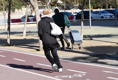 Una persona intenta mantener el equilibrio en una calle de Almería, este martes.