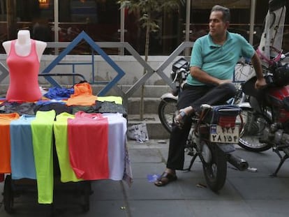 Un venedor ambulant iranià espera clients al centre de Teheran.