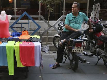 Un venedor ambulant iranià espera clients al centre de Teheran.