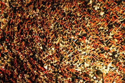 Una multitud celebra durante una ceremonia que marca el final de la Feria de los Sanfermines.