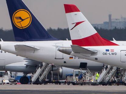 Aviones de Lufthansa y Austrian Airlines en el aeropuerto de Fráncfort.