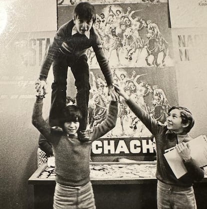 Bartolomé Pidal, con 12 años, subido a los hombros de un compañero de la Ciudad de los Muchachos de Benposta y con carteles promocionales del circo al fondo, en una imagen cedida.