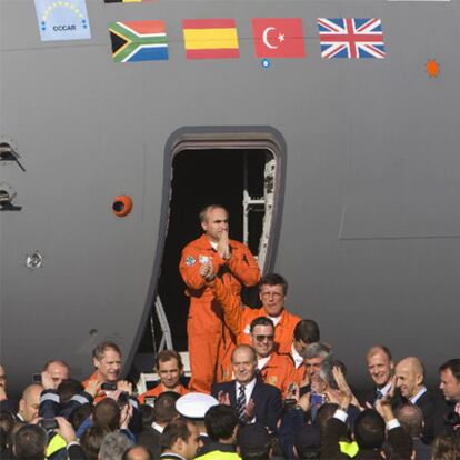 El rey Juan Carlos, en el centro, recibe a la tripulación.