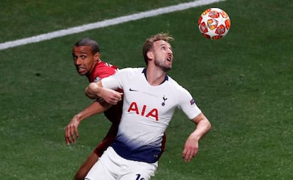 Harry Kane pugna con Matip.