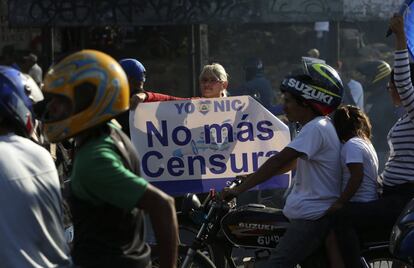 Miles de personas han salido a la calle en diversos puntos de Nicaragua para protestar contra el Gobierno del presidente Daniel Ortega, exigir su dimisión y pedir el fin de la represión. En la imagen, manifestación por las calles de Managua.