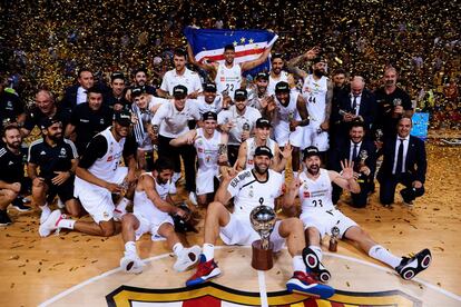 Los jugadores del Real Madrid posan con el trofeo de campeones de la Liga Endesa, tras vencer al Barcelona Lassa en el cuarto partido de la final de la Liga ACB de baloncesto disputado en el Palau Blaugrana. 