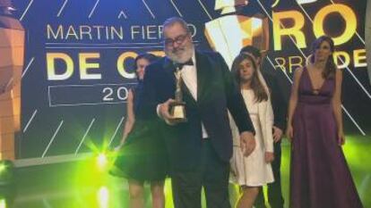 Jorge Lanata recibe el Martín Fierro de Oro.