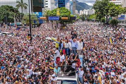 Los líderes opositores María Corina Machado y Edmundo González saludan a simpatizantes durante una protesta contra los resultados oficiales de las elecciones presidenciales que declararon ganador a Nicolás Maduro, el 30 de julio de 2024, dos días después de la votación, en Caracas, Venezuela.