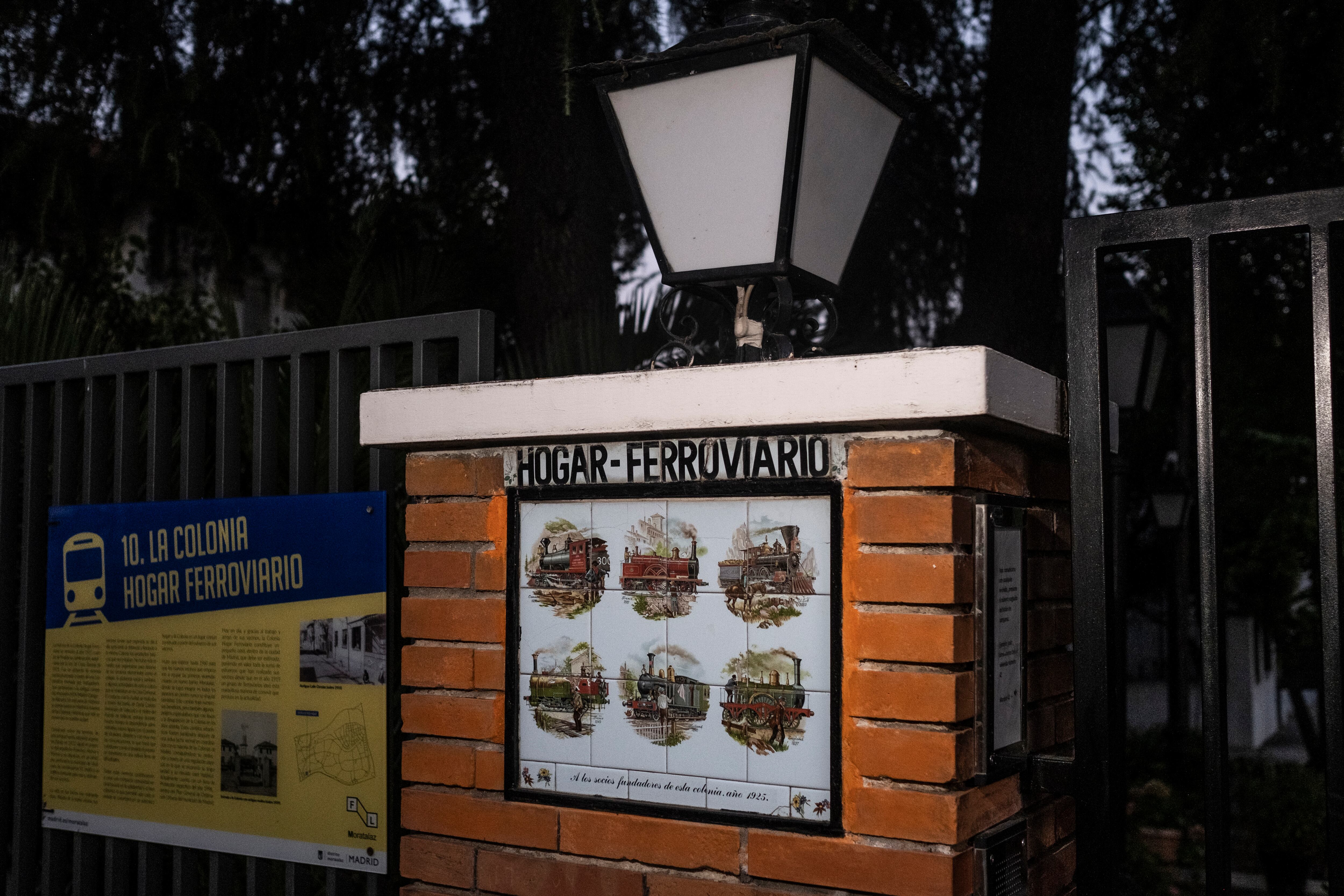 Cartel en la entrada peatonal de la colonia Ferroviarios.